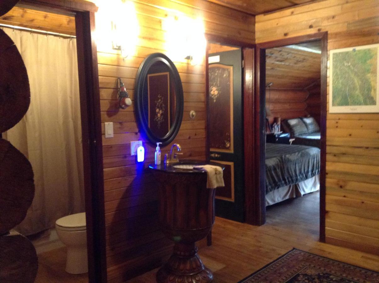 Summit River Lodge & Campsites Valemount Kamer foto