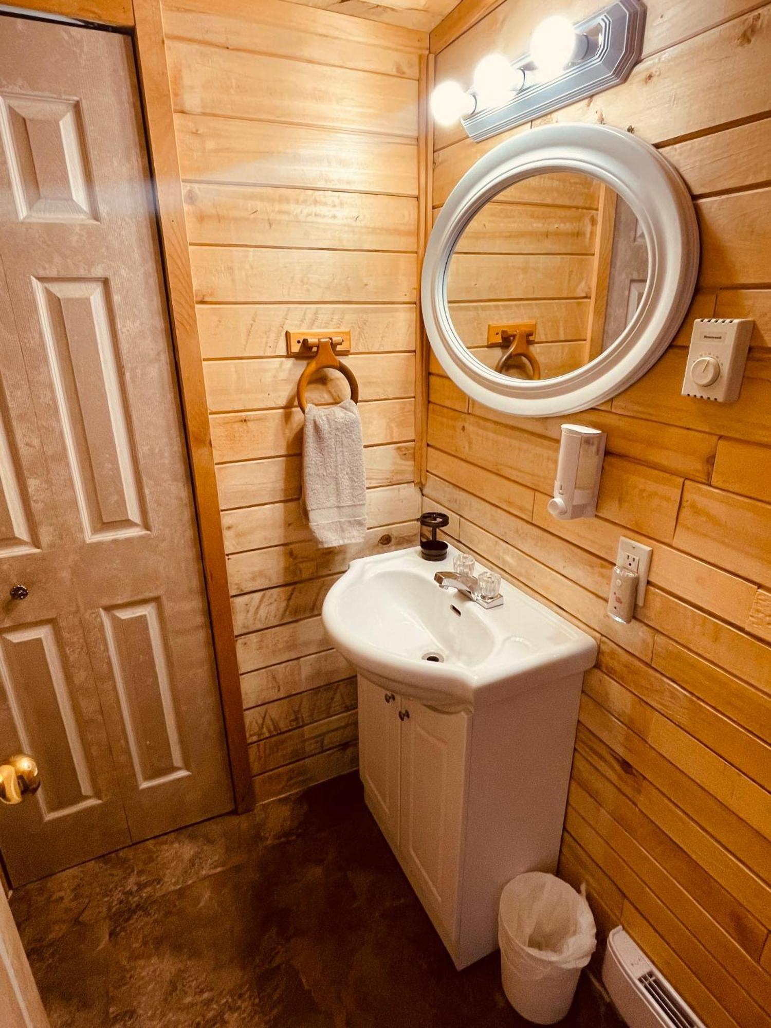 Summit River Lodge & Campsites Valemount Buitenkant foto