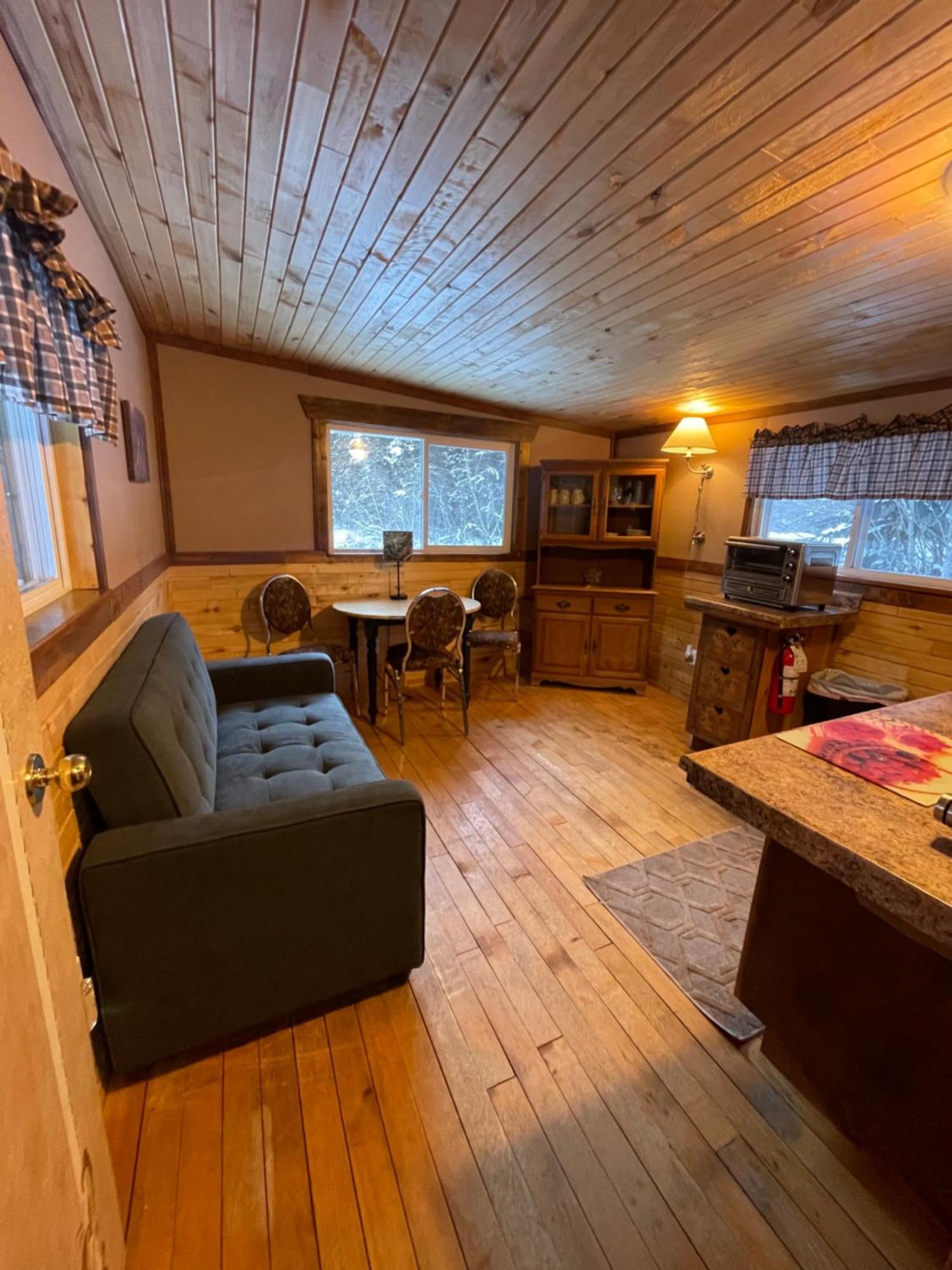 Summit River Lodge & Campsites Valemount Buitenkant foto